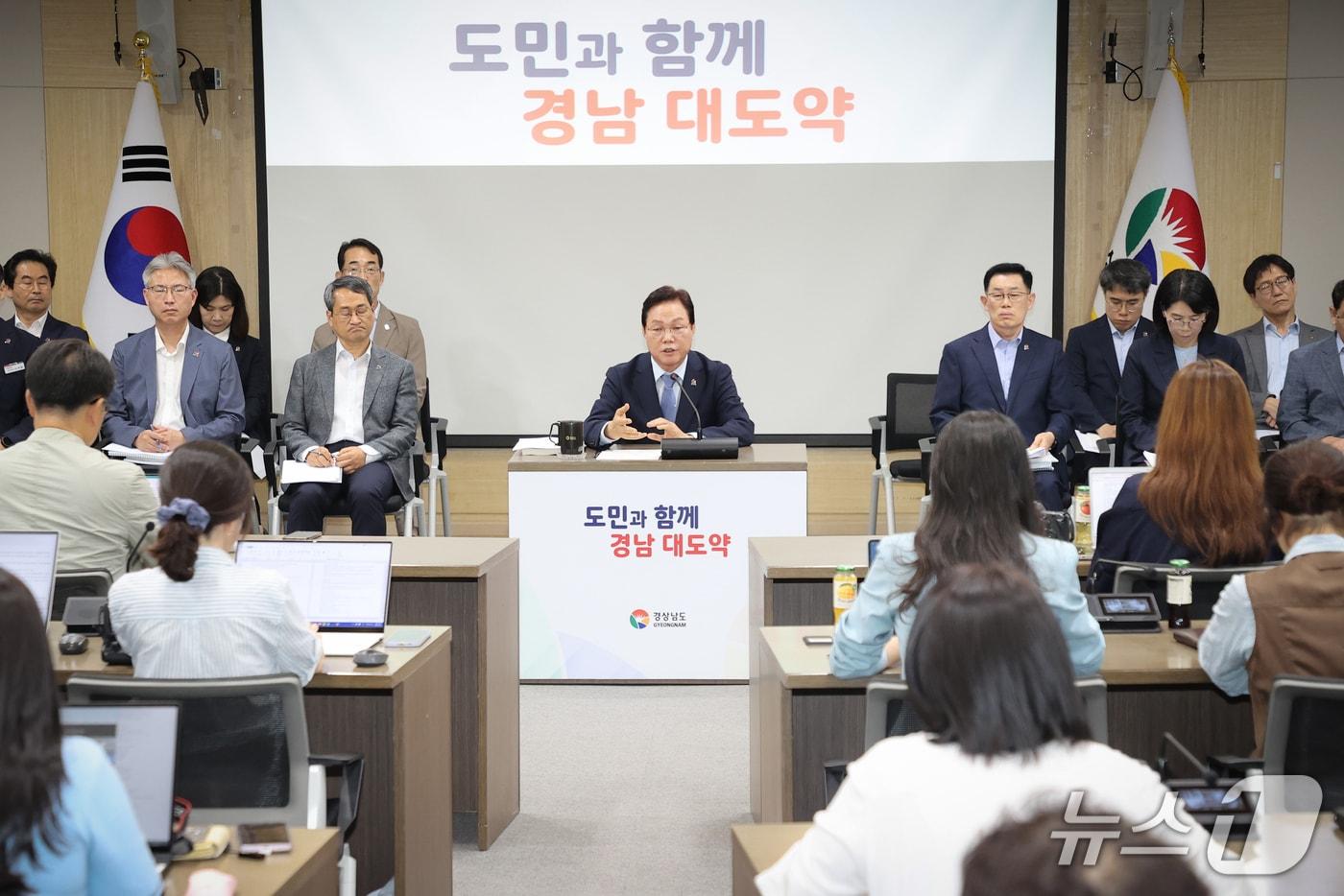 본문 이미지 - 박완수 경남지사(가운데)가 8일 도청에서 열린 기자간담회에서 발언하고 있다.(경남도 제공. 재판매 및 DB금지)