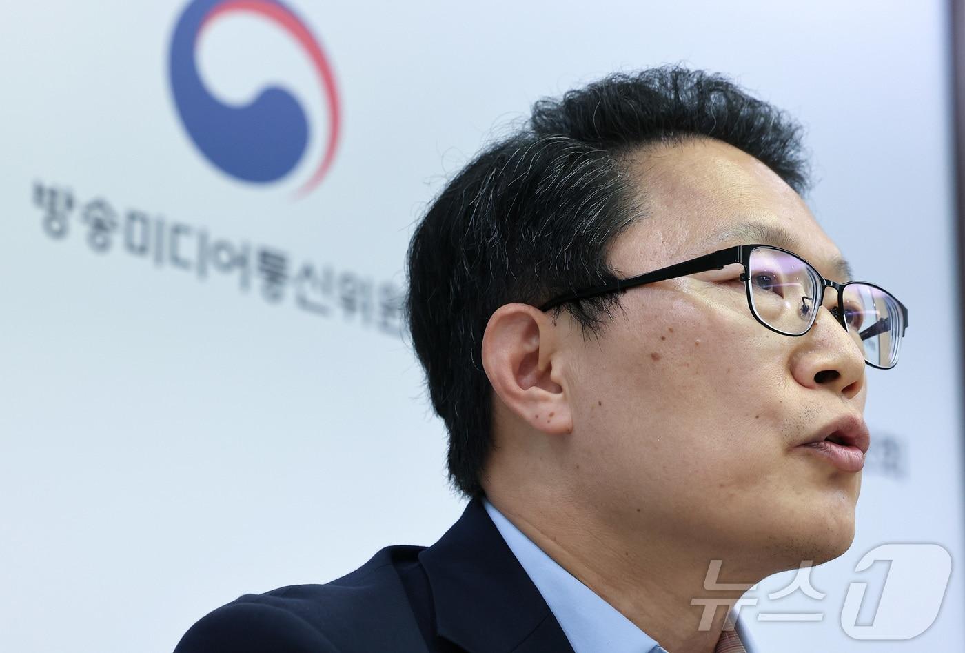 본문 이미지 - 신영규 방송미디어통신위원회 방송통신이용자정책국장이 8일 경기도 정부과천청사 방송미디어통신위원회에서 '불법·허위조작정보 유통 방지를 위한 정보통신망법 가이드라인' 브리핑을 하고 있다. 2026.7.8 ⓒ 뉴스1 김성진 기자