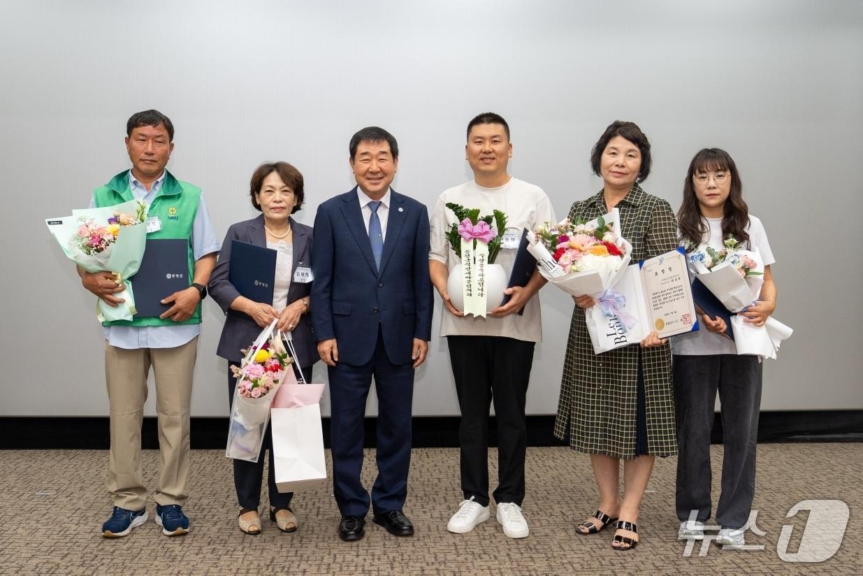 본문 이미지 - 증평군새마을회 새마을의 날 유공자 표창.(증평군 제공. 재판매 및 DB금지)/뉴스1