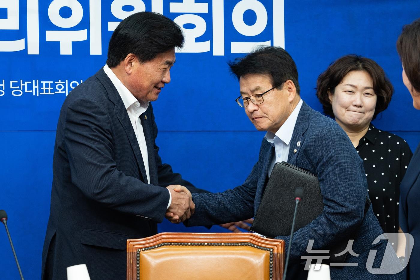 본문 이미지 - 소병훈 더불어민주당 중앙당선거관리위원장과 임호선 부위원장이 8일 서울 여의도 국회에서 열린 제1차 중앙당선거관리위원회의에 참석해 인사하고 있다. 2026.7.8 ⓒ 뉴스1 유승관 기자