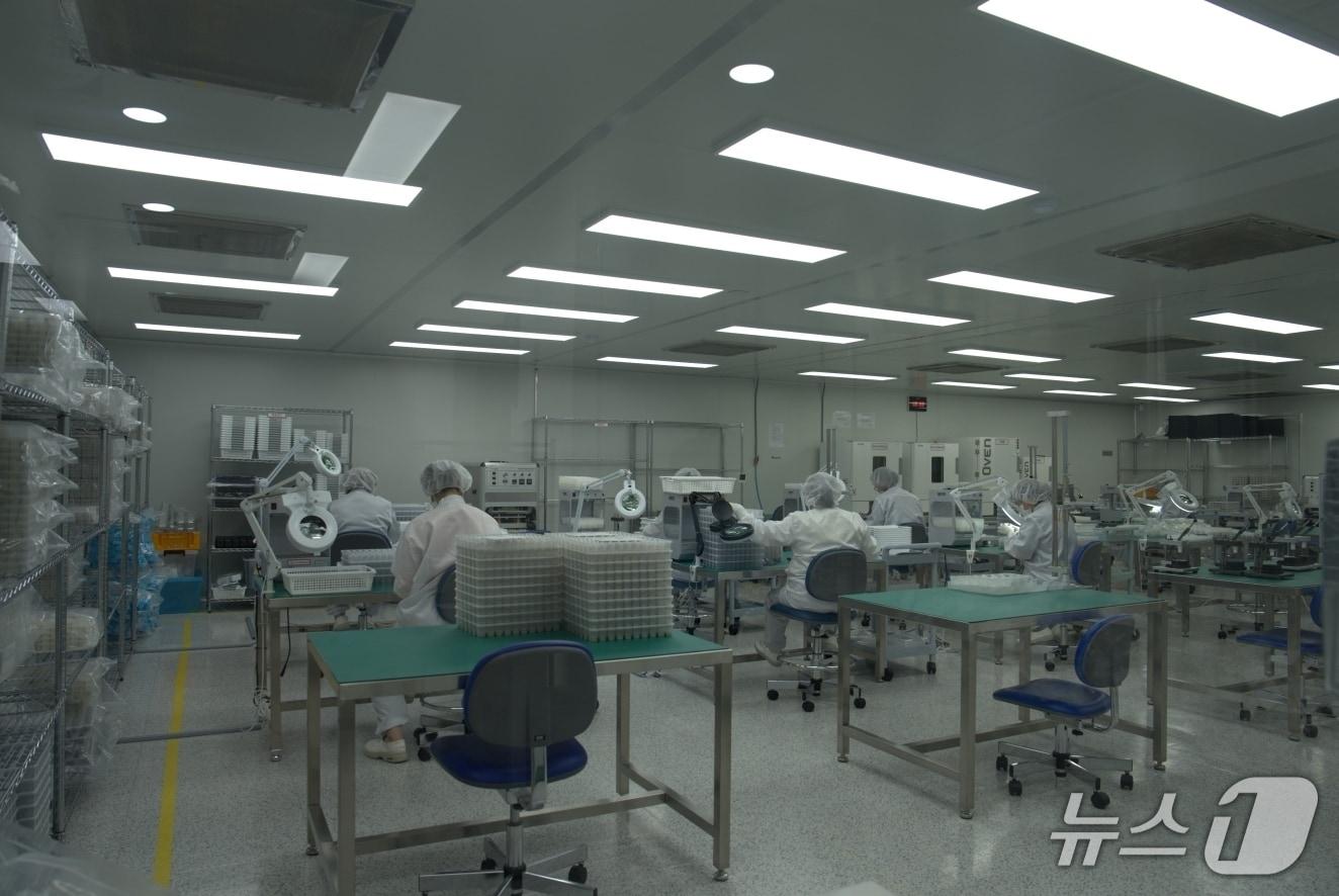 본문 이미지 - 경기 성남시 분당테크노파크 '비올메디컬' 제조 본부의 '클린룸' 내부 2026.07.08 ⓒ 뉴스1 임여익 기자