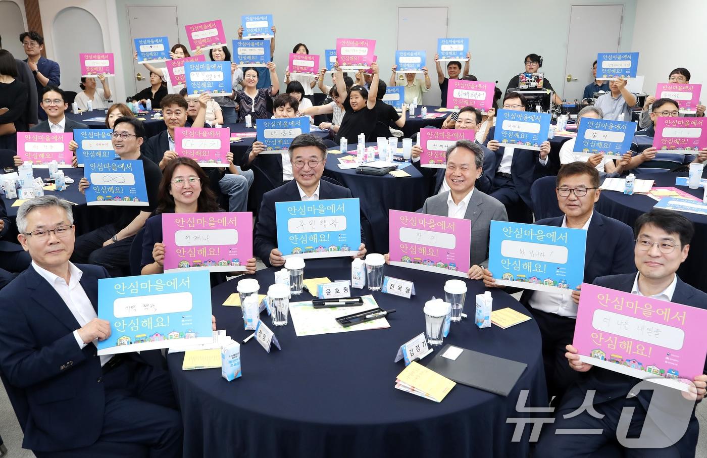본문 이미지 - 8일 오후 대구 동구 사회적기업 식스에프 율하점에서 열린 행정안전부·신한금융그룹 사회연대경제 혁신모델 발굴 및 확산을 위한 업무협약식에서 윤호중 행정안전부 장관과 진옥동 신한금융그룹 회장 등 참석자들이 안심마을 축하 퍼포먼스를 하고 있다. 2026.7.8 ⓒ 뉴스1 공정식 기자