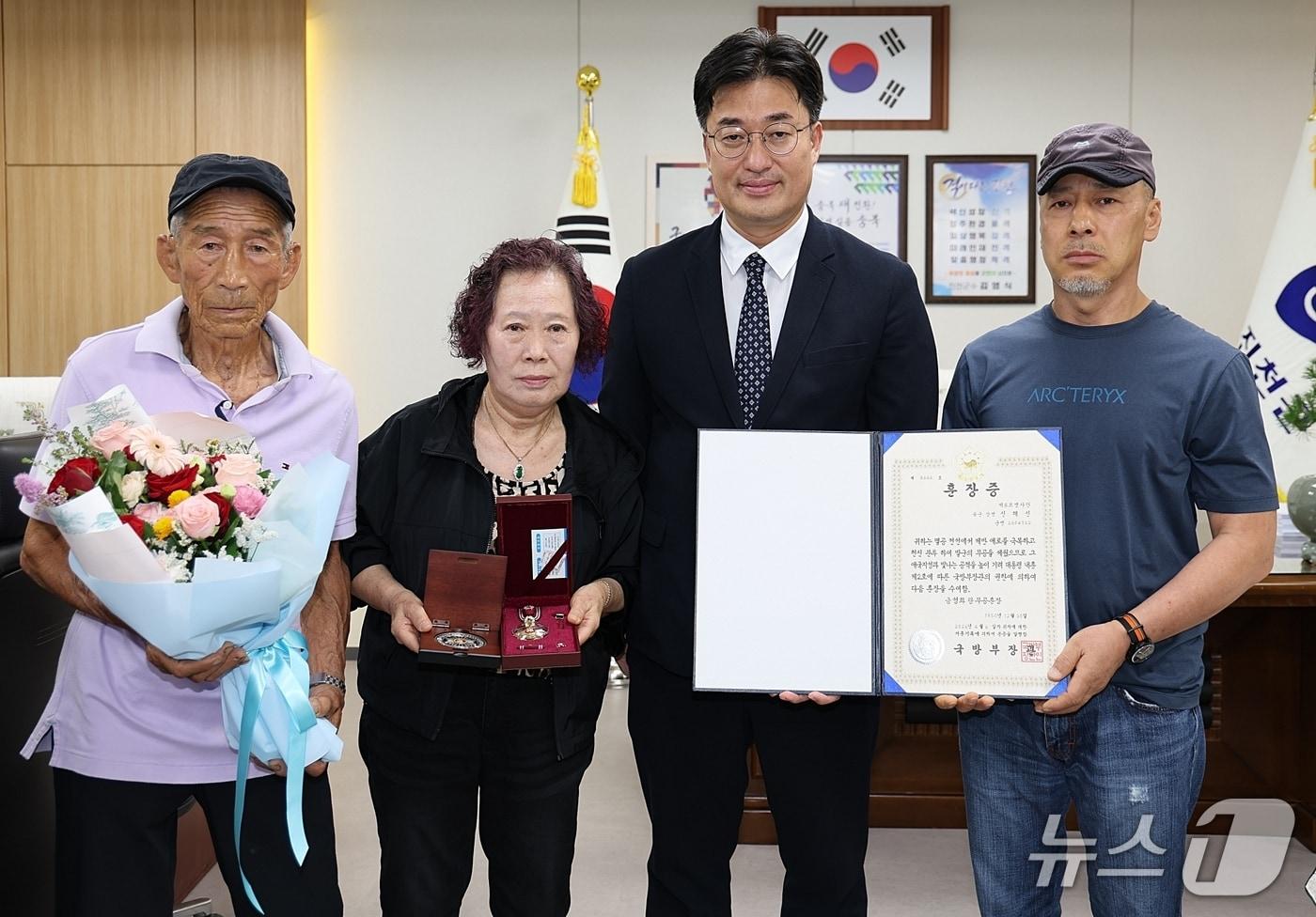 본문 이미지 - 진천군, 6·25 참전용사 화랑무공훈장 전수.(진천군 제공. 재판매 및 DB금지)/뉴스1