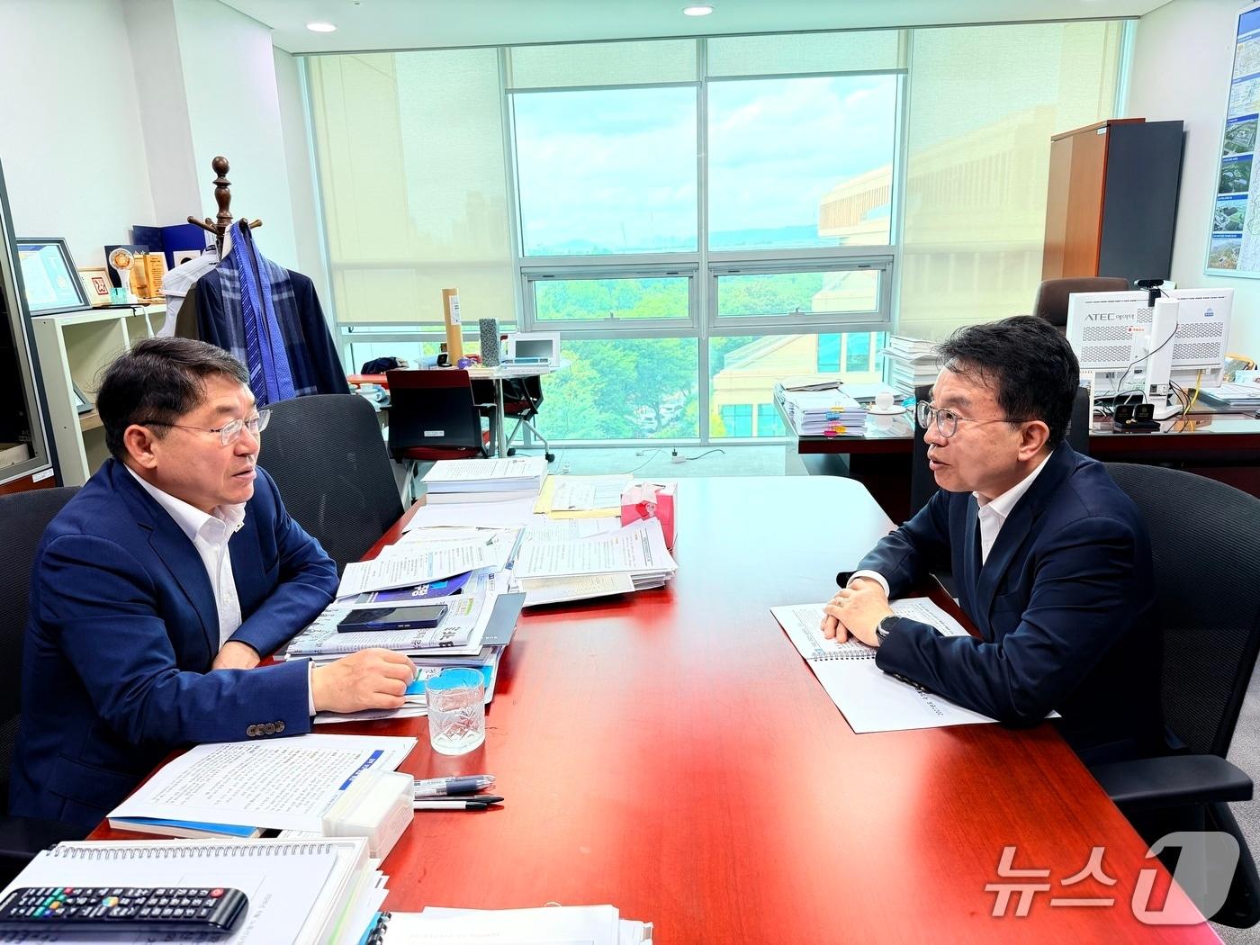 본문 이미지 - 8일 양충모 전북 남원시장이 내년도 국가예산 확보를 위해 국회를 방문한 가운데 박희승 의원과 지역 현안에 대해 논의하고 있다.(남원시 제공. 재판매 및 DB금지)/뉴스1 