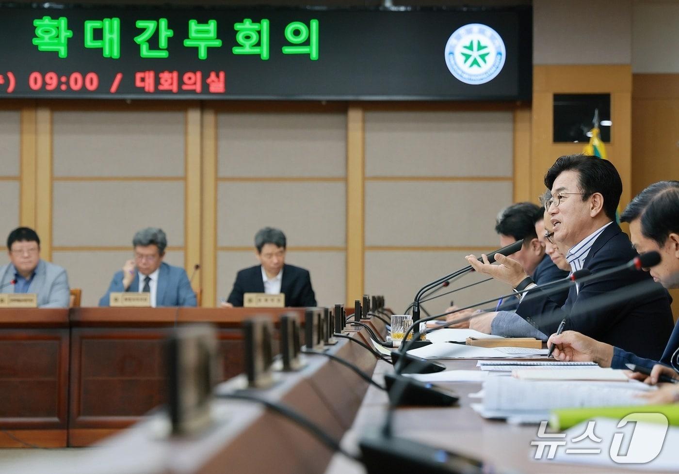 본문 이미지 - 허태정 대전시장이 8일 오전 취임 후 첫 확대간부회의를 주재하고 있다. (시 제공) / 뉴스1