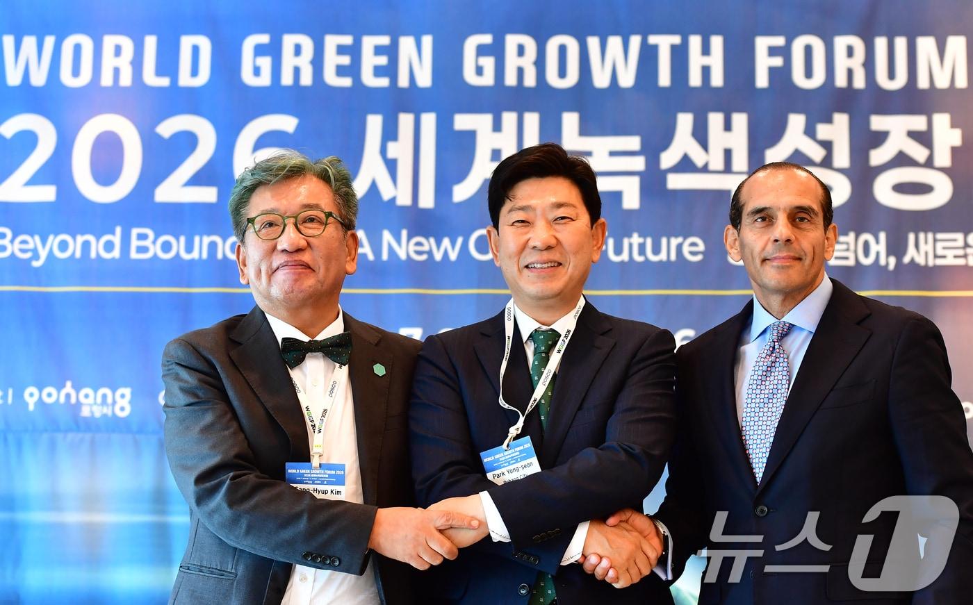 본문 이미지 - 박용선 경북 포항시장과 김상협 글로벌녹색성장기구 사무총장, 후안베르데 대표가 8일 오후 라한 포항 호텔에서 열린' 2026 세계녹색성장포럼' 기자 설명회를 마친 뒤 기념촬영을 하고 있다. 이번 포럼은 '경제를 넘어 새로운 녹색미래로'를 주제로 오는 10일까지 개최된다. 2026.7.8 ⓒ 뉴스1 최창호 기자