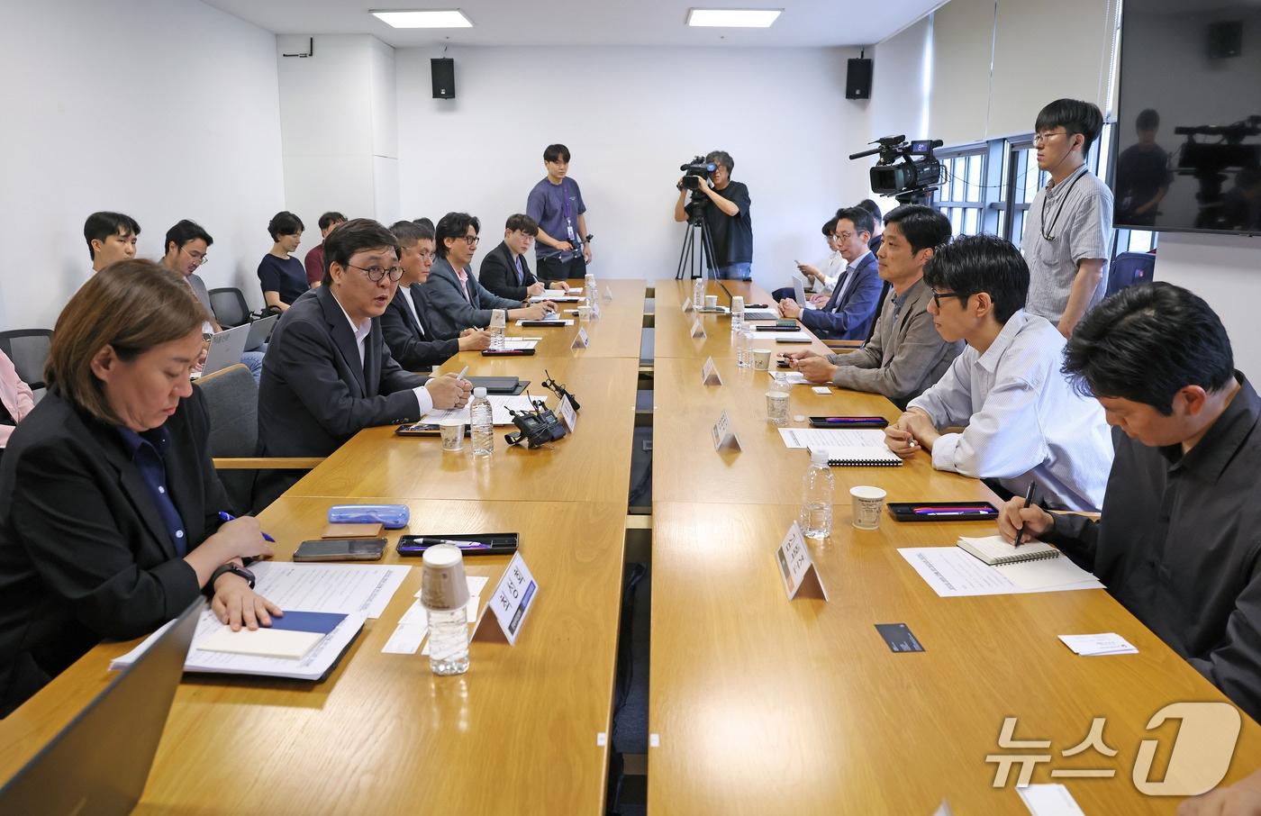 본문 이미지 - 최휘영 문화체육관광부 장관이 8일 서울 종로구 국립현대미술관 서울관에서 대중음악 기획사 및 유관 협회 관계자를 만나 음악산업 생태계 강화를 위한 현장간담회를 하고 있다.