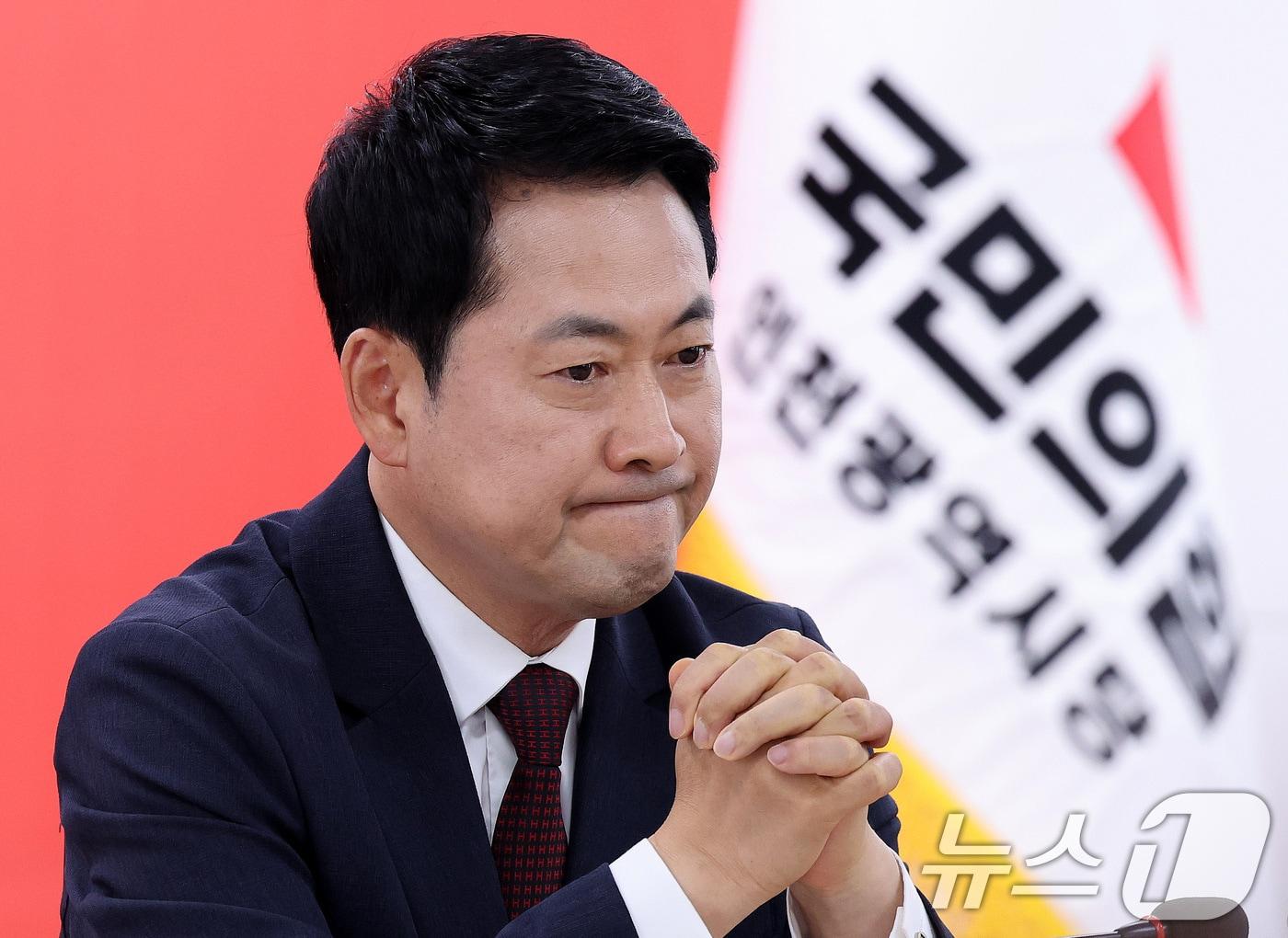 본문 이미지 - 장동혁 국민의힘 대표가 8일 오후 인천 남동구 국민의힘 인천광역시당에서 열린 ‘6·3 참정권 박탈 사태 인천·수도권 청년 단체 간담회’에서 생각에 잠겨 있다. 2026.7.8 ⓒ 뉴스1 박지혜 기자