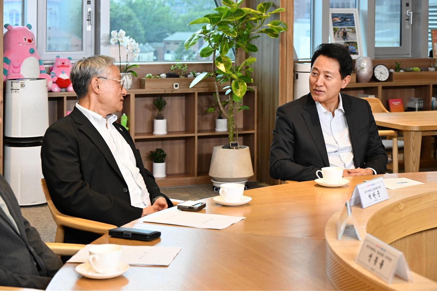 본문 이미지 - 오세훈 서울시장과 박판준 육군사관학교 총동창회 회장(왼쪽)이 8일 서울시청 집무실에서 사관학교 통·폐합 및 지방 이전과 관련한 의견을 나누고 있다.