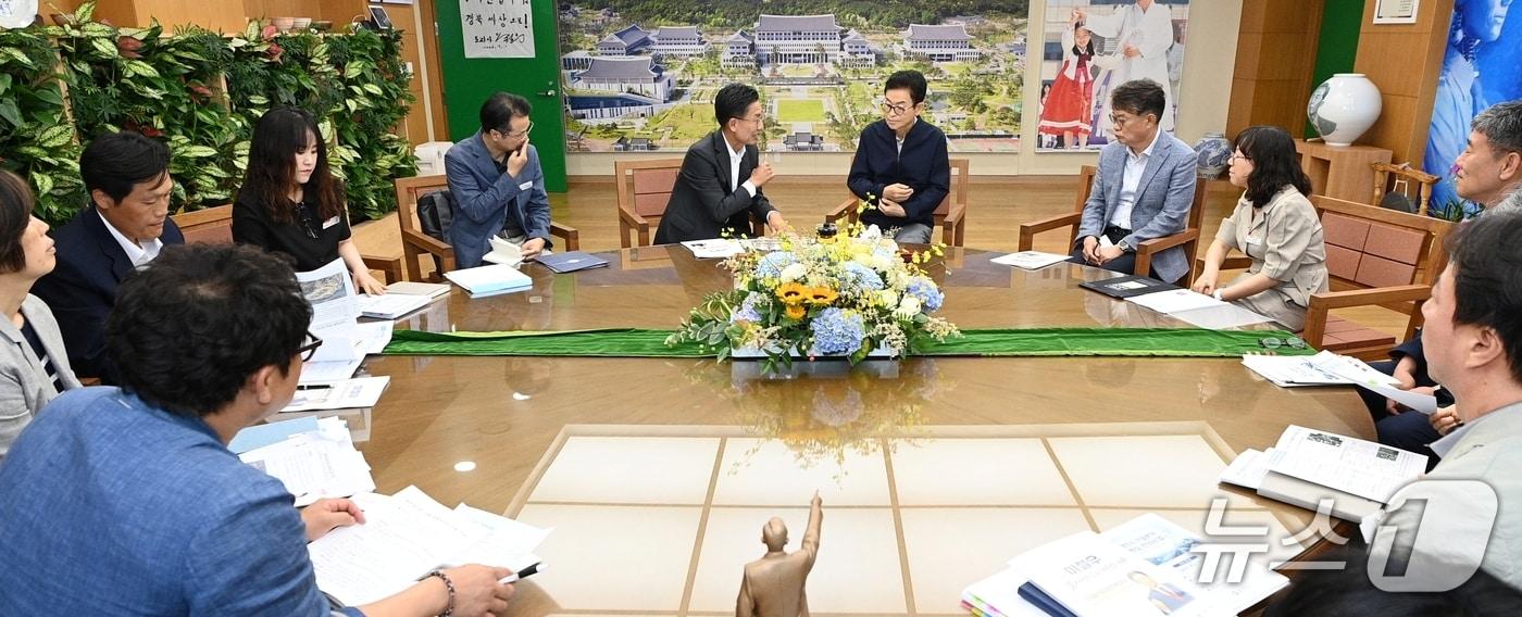본문 이미지 - 김병삼 영천시장이 8일 경북도를 방문해 한국마사회 본사 영천 이전과 관련해 이철우 경북지사와 면담을 하고 있다. (영천시 제공. 재판매 및 DB금지) 2026.7.8/뉴스1