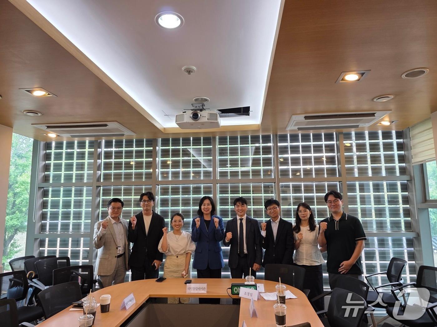 본문 이미지 - 8일 통일부에 따르면 이날 청와대 국민통합비서관, 통일정책비서관과 함께 '북향민(탈북민) 청년과의 대화'를 열고 탈북민 청년들의 정착 과정에서 겪는 애로사항을 청취했다.(통일부 제공).