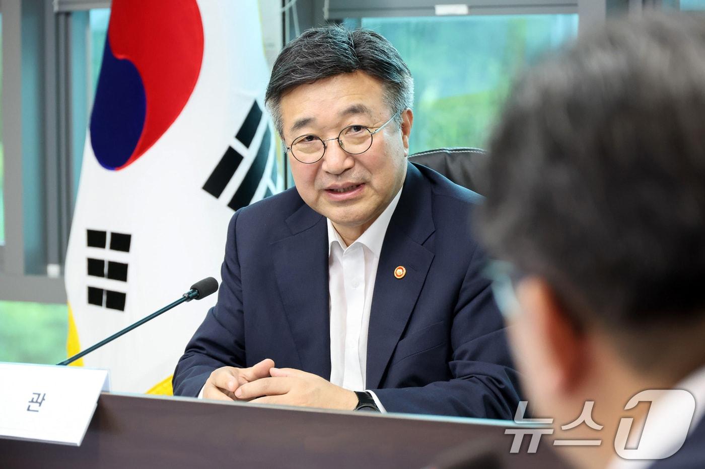 본문 이미지 - 윤호중 행정안전부 장관이 8일 오후 대구 국가정보자원관리원을 찾아 현황보고를 받고 있다. (행정안전부 제공. 재판매 및 DB 금지) 2026.7.8 ⓒ 뉴스1