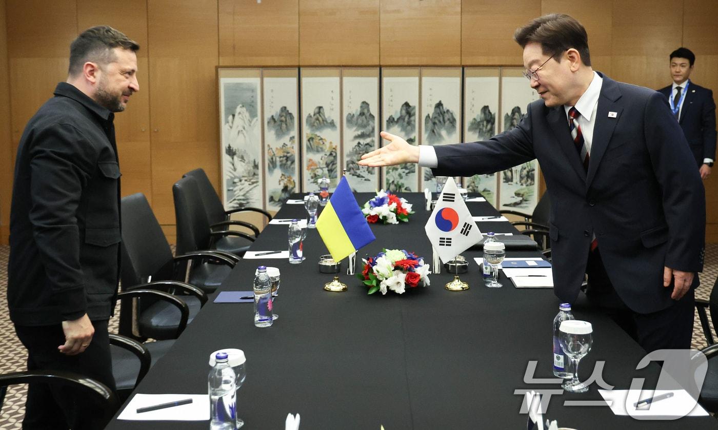본문 이미지 - 이재명 대통령이 지난 7월 당시 튀르키예 앙카라 한 호텔에서 볼로디미르 젤렌스키 우크라이나 대통령과 정상회담을 하기 앞서 자리를 권하고 있다. 2026.7.8 ⓒ 뉴스1 이재명 기자