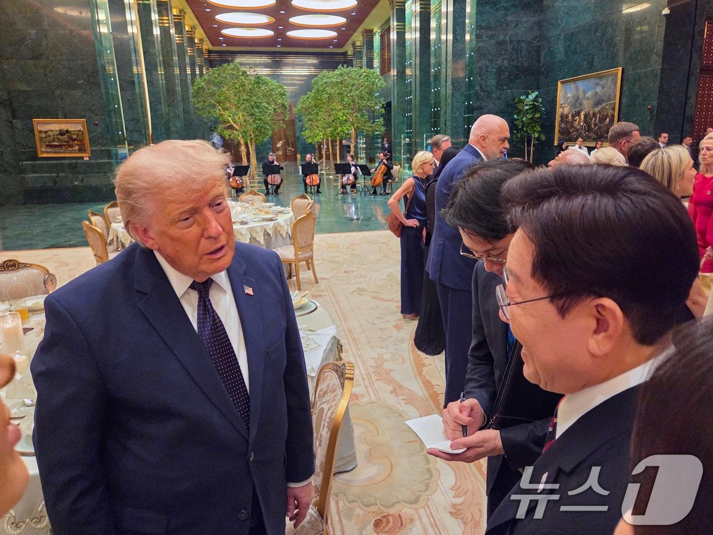본문 이미지 - 북대서양조약기구(NATO·나토) 정상회의에 참석한 이재명 대통령이 지난 7일(현지시간) 튀르키예 앙카라 대통령궁에서 열린 튀르키예 대통령 내외 주최 공식 환영만찬에서 도널드 트럼프 미국 대통령과 대화하고 있다. (공동취재) 2026.7.8 ⓒ 뉴스1 이재명 기자