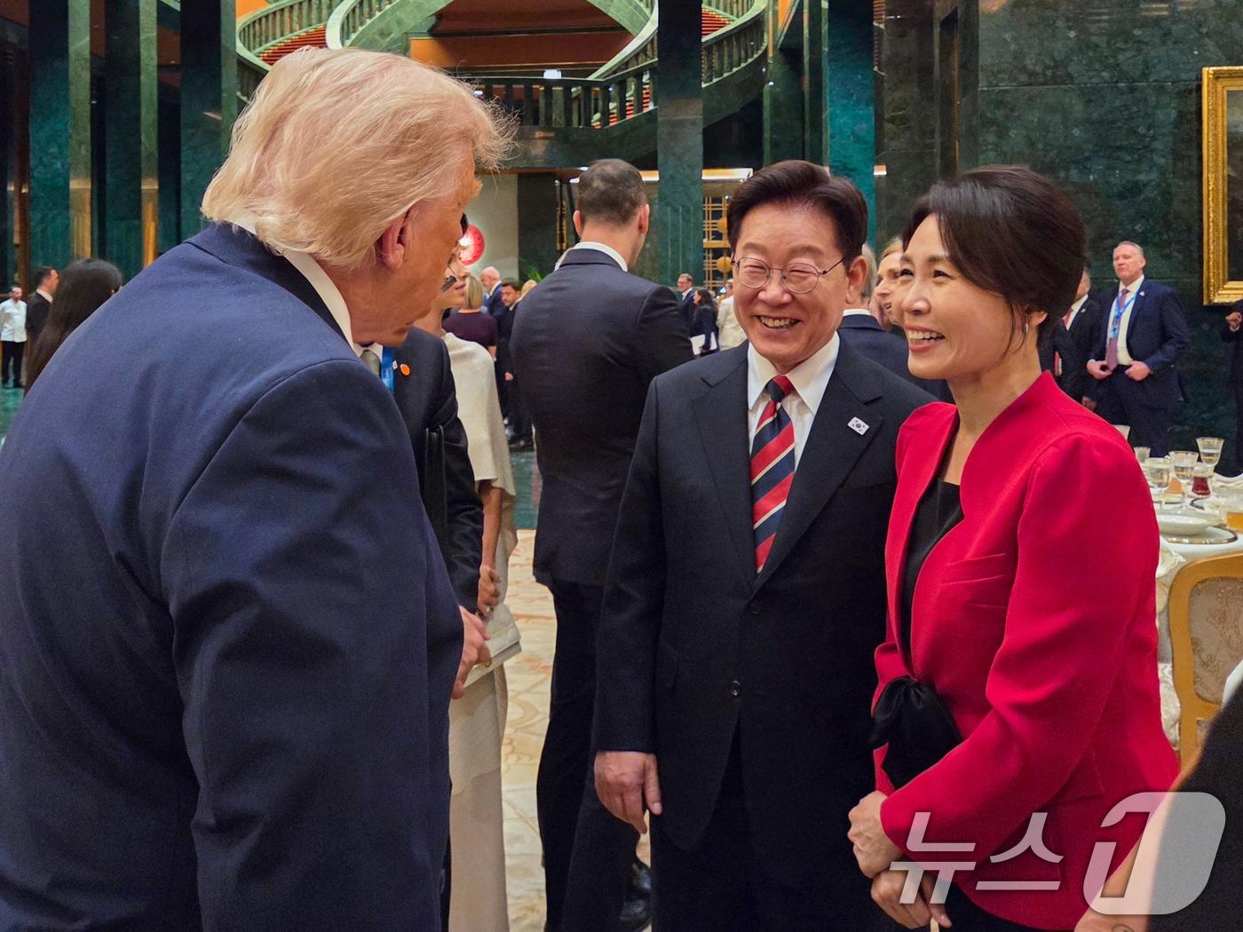 본문 이미지 - 북대서양조약기구(NATO·나토) 정상회의에 참석 중인 이재명 대통령과 김혜경 여사가 7일(현지시간) 튀르키예 앙카라 대통령궁에서 열린 튀르키예 대통령 내외 주최 공식 환영만찬에서 도널드 트럼프 미국 대통령과 대화하고 있다. (공동취재) 2026.7.8 ⓒ 뉴스1 이재명 기자