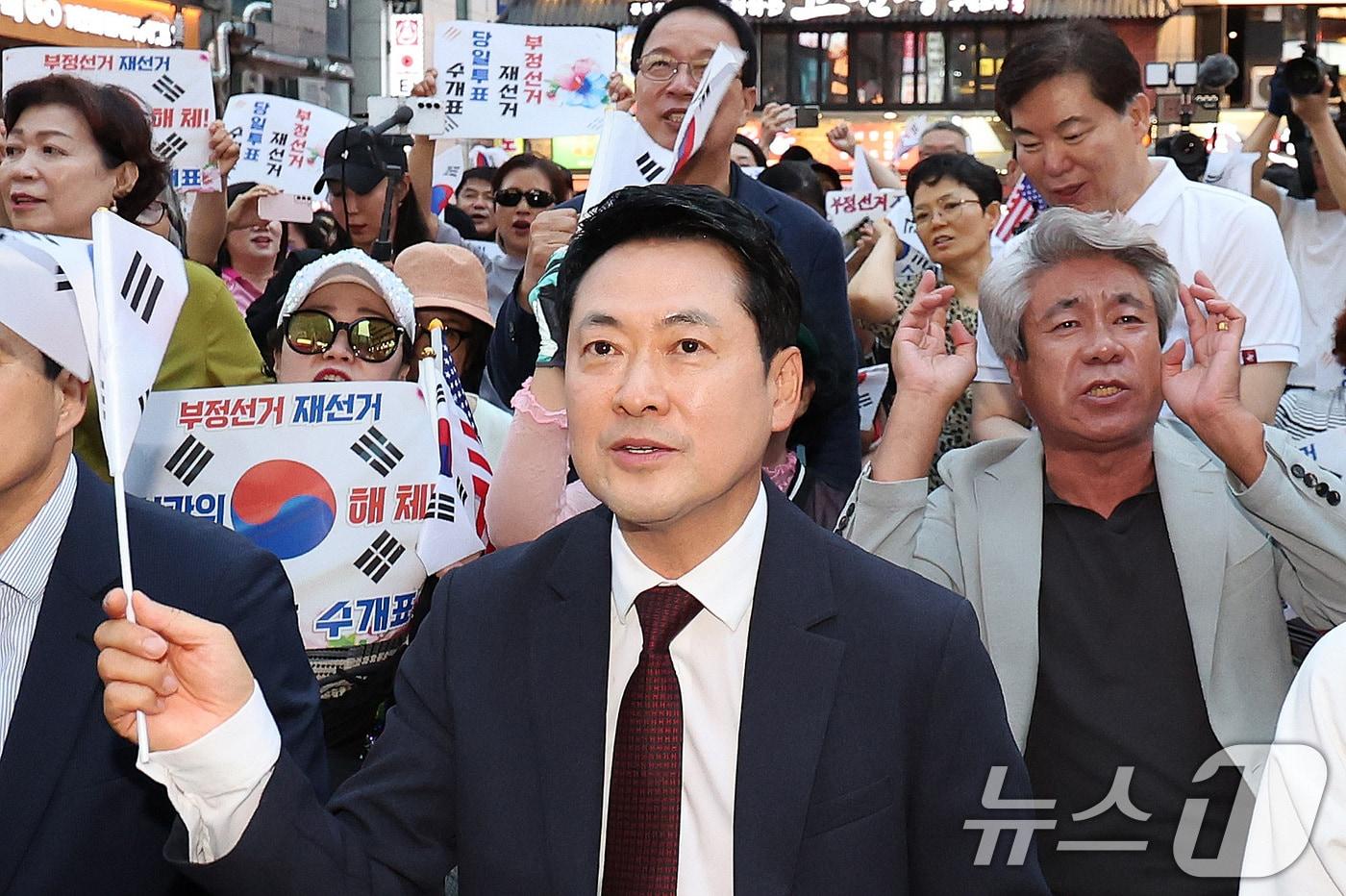 본문 이미지 - 장동혁 국민의힘 대표가 8일 오후 인천 남동구 구월로데오광장에서 열린 ‘6·3 지방선거 투표용지 부족 사태 규탄 집회’에 참석해 구호를 외치고 있다. 2026.7.8 ⓒ 뉴스1 박지혜 기자