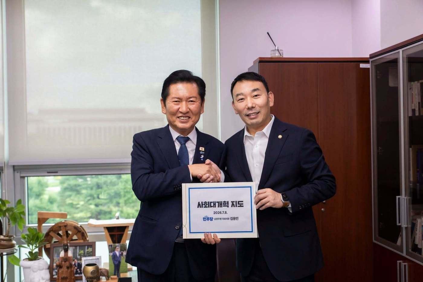 본문 이미지 - 더불어민주당 당권 주자인 정청래 전 대표는 8일 김용민 의원을 만났다고 밝혔다. (정 전 대표 SNS 갈무리)