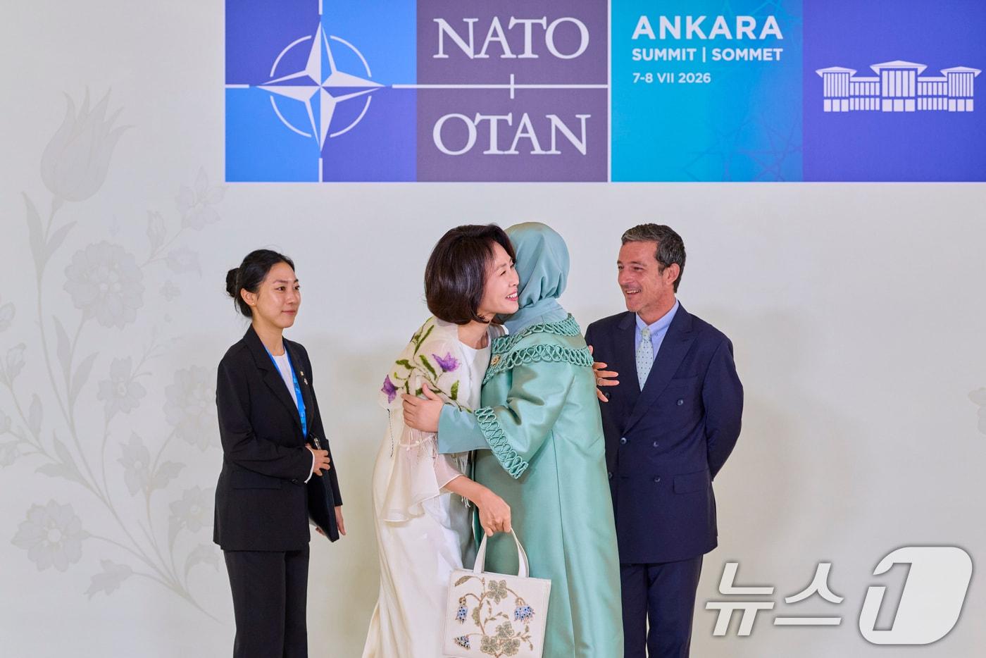 본문 이미지 - 김혜경 여사와 레젭 타입 에르도안 튀르키예 대통령의 부인인 에미네 에르도안 여사가 8일(현지시간) 튀르키예 앙카라 찬카야궁에서 열린 NATO 정상회의 배우자 프로그램 환영식에서 포옹하고 있다. (공동취재) 2026.7.8 ⓒ 뉴스1 이재명 기자