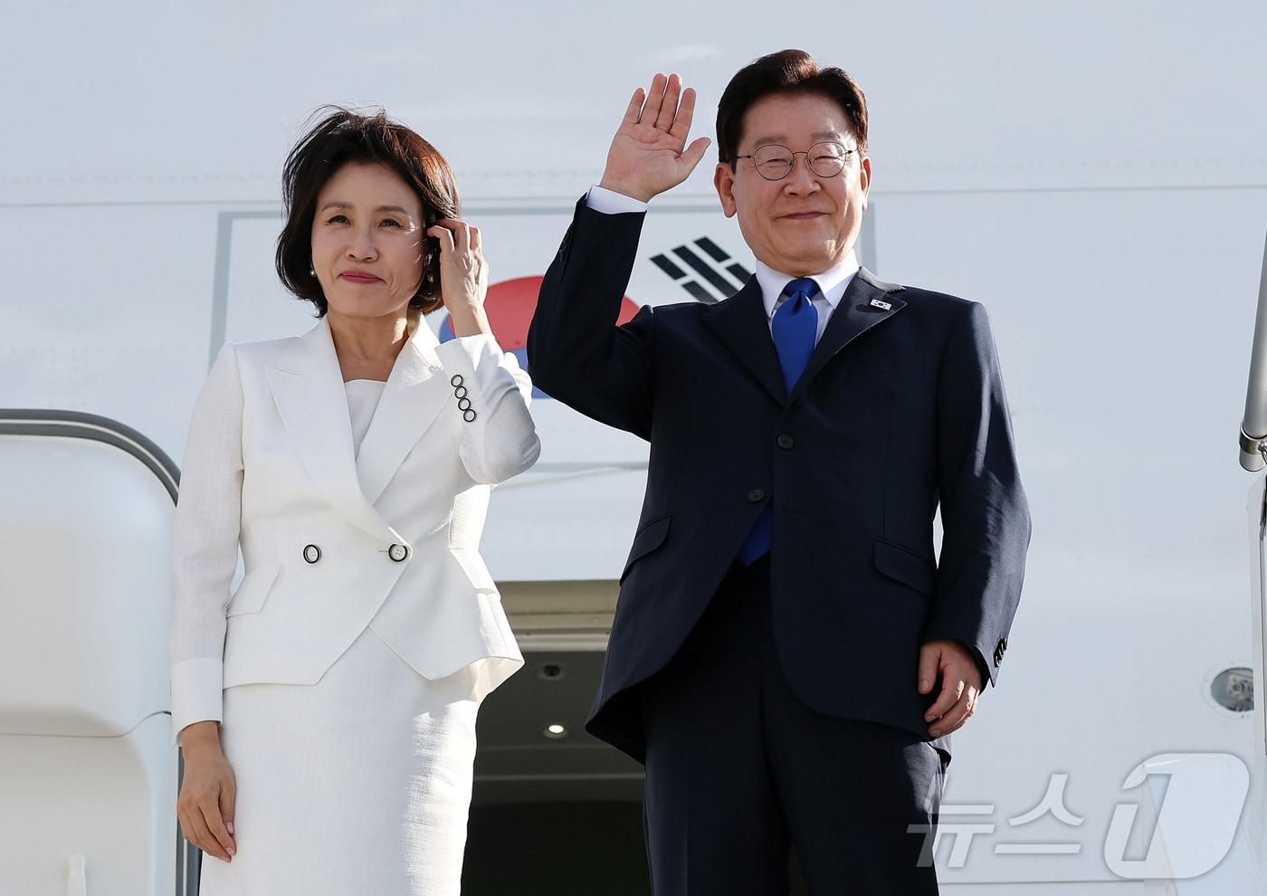 본문 이미지 - 북대서양조약기구(NATO·나토) 정상회의 일정을 마친 이재명 대통령과 김혜경 여사가 8일(현지시간) 튀르키예 앙카라 에센보아 국제공항에서 몽골행 공군 1호기 탑승 전 환송객에게 인사하고 있다. ⓒ 뉴스1 이재명 기자
