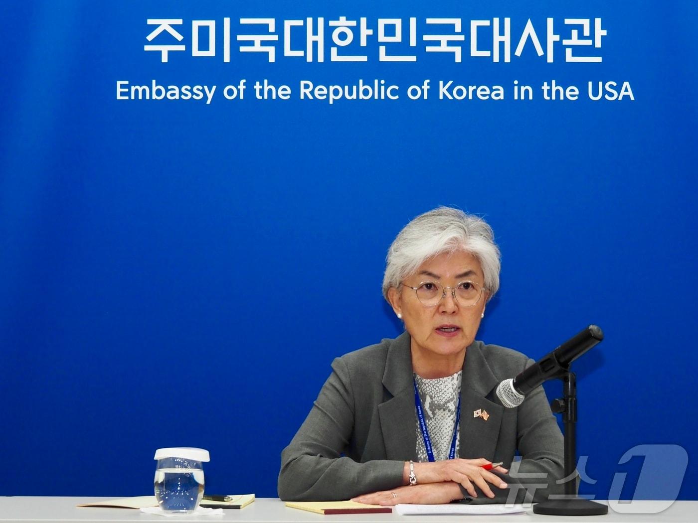 본문 이미지 - 강경화 주미대사가 8일(현지시간) 미국 워싱턴DC 주미한국대사관에서 열린 한국 특파원단과의 간담회에서 모두 발언을 하고 있다.(워싱턴DC 특파원단) 2026.07.08. ⓒ 뉴스1 류정민 특파원