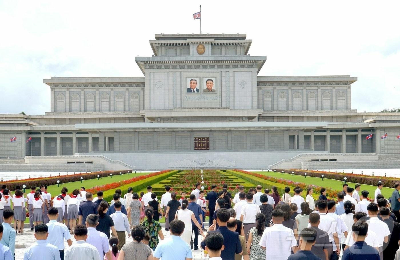 본문 이미지 - (평양 노동신문=뉴스1) = 북한 노동당 기관지 노동신문은 9일 김일성 주석 서거 32주기(8일)를 맞아 김 주석과 김정일 국방위원장의 시신이 안치된 금수산태양궁전에 근로자와 군 장병, 청소년 학생들이 참배했다고 보도했다. 평양 만수대언덕을 비롯한 각지의 김일성·김정일 동상과 모자이크 벽화에도 헌화가 이어졌다고 전했다. [국내에서만 사용가능. 재배포 금지. DB 금지. For Use Only in the Republic of Korea. Redistribution Prohibited] rodongphoto@news1.kr