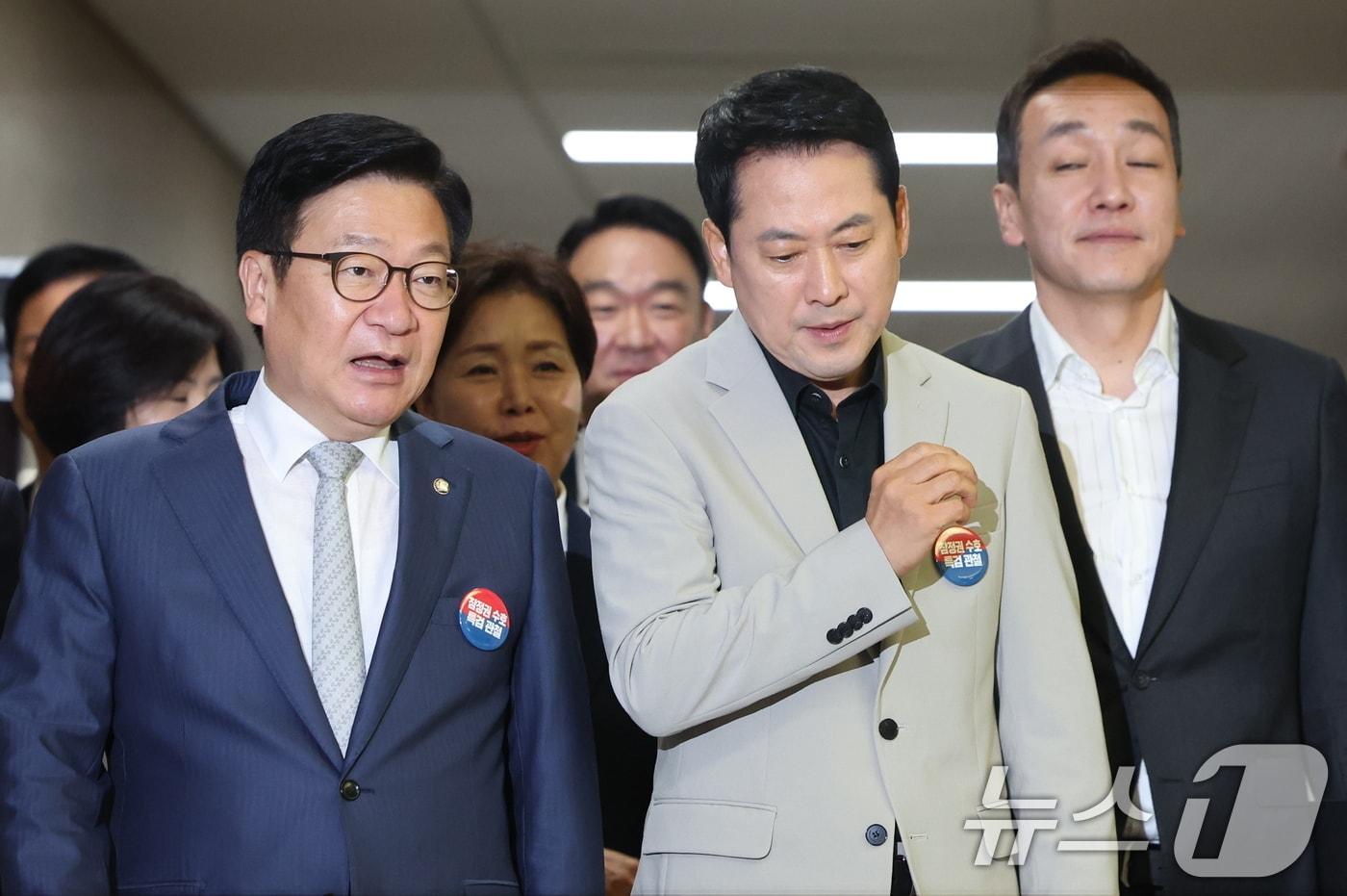 본문 이미지 - 장동혁 국민의힘 대표(앞줄 오른쪽)와 정점식 원내대표가 9일 오전 서울 여의도 국회에서 열린 최고위원회의에 입장하며 대화를 나누고 있다. 2026.7.9 ⓒ 뉴스1 황기선 기자