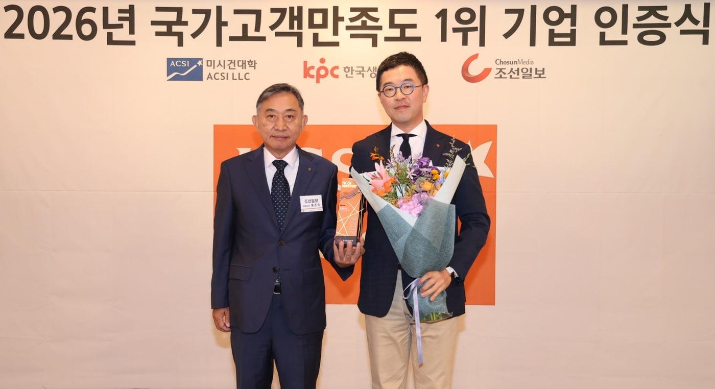 본문 이미지 - 지난 8일 열린 인증식에서 남궁표 롯데면세점 마케팅부문장(오른쪽)이 기념 촬영을 하고 있다.(롯데면세점 제공)
