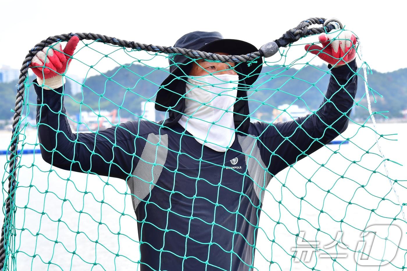 본문 이미지 - 9일 오전 경북 포항시 북구 영일대해수욕장에서 상어·해파리 방지 그물이 설치되고 있다. 포항시 지정 해수욕장은 오는 11일 개장해 8월 23일까지 운영된다. 2026.7.9 ⓒ 뉴스1 최창호 기자