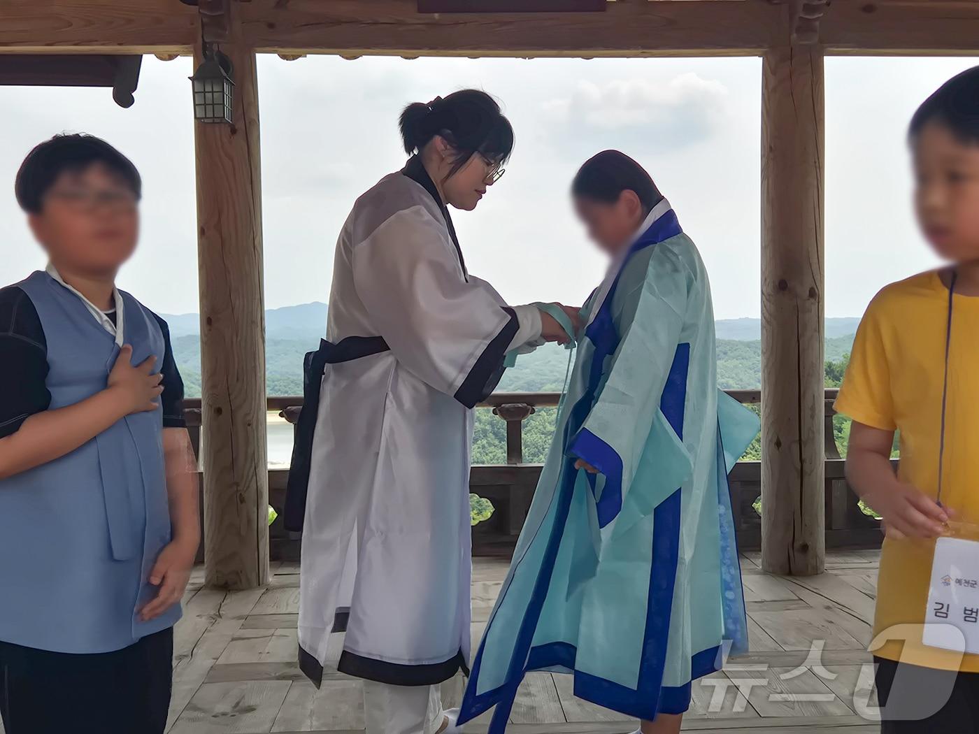 본문 이미지 - 한국국학진흥원은 9일 안동 호계서원에서 조선시대 유생의 일상을 체험하는 '하루유생' 무료 프로그램을 오는 9월 6일까지 운영한다. ⓒ 뉴스1 김대벽기자