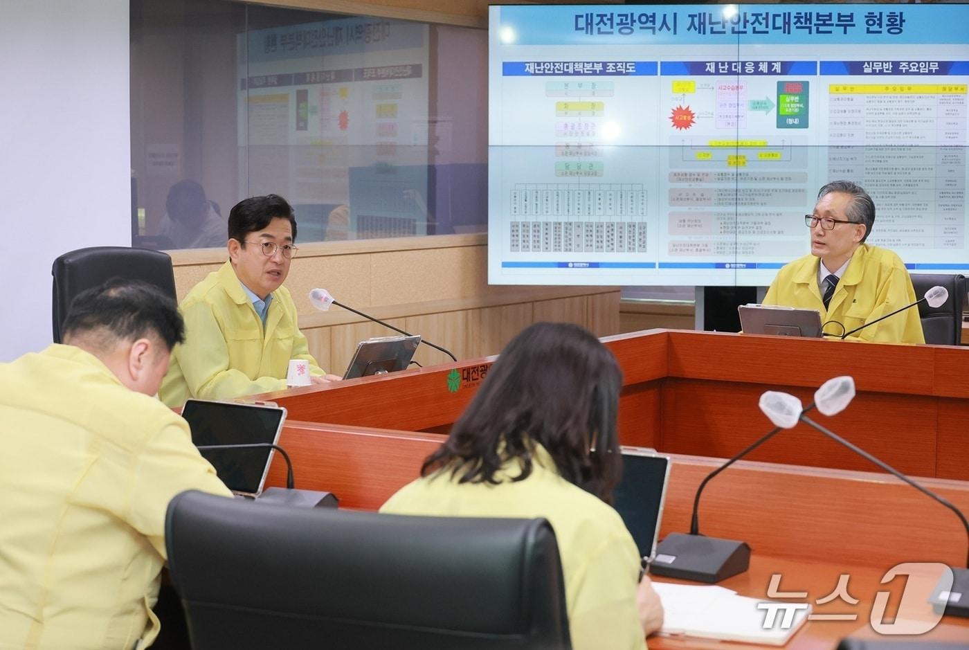 본문 이미지 - 허태정 대전시장이 9일 오전 재난안전대책본부 회의를 주재하고 있다. (시 제공) / 뉴스1