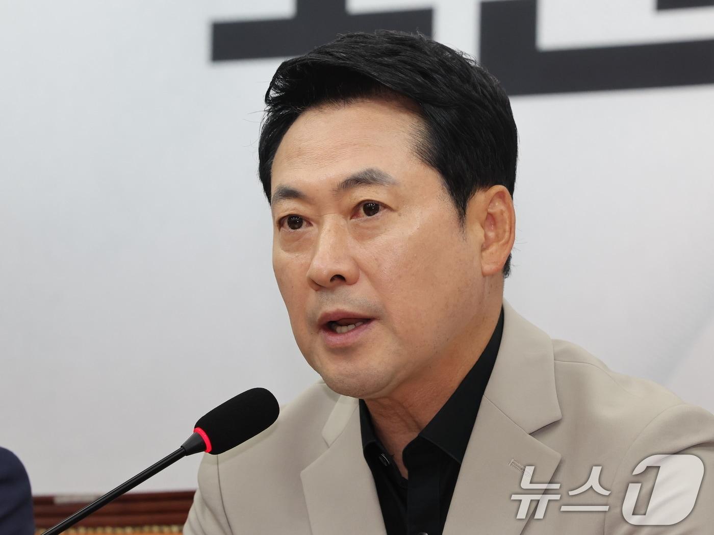본문 이미지 - 장동혁 국민의힘 대표가 9일 오전 서울 여의도 국회에서 열린 최고위원회의에서 모두 발언을 하고 있다. 2026.7.9 ⓒ 뉴스1 황기선 기자