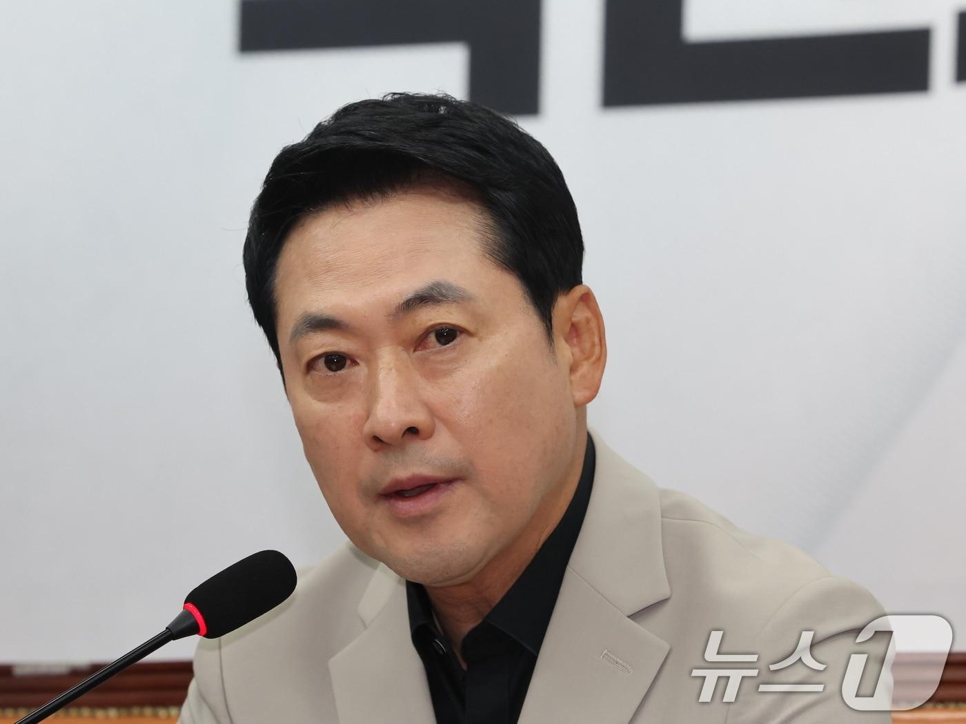 본문 이미지 - 장동혁 국민의힘 대표가 9일 오전 서울 여의도 국회에서 열린 최고위원회의에서 모두 발언을 하고 있다. 2026.7.9 ⓒ 뉴스1 황기선 기자