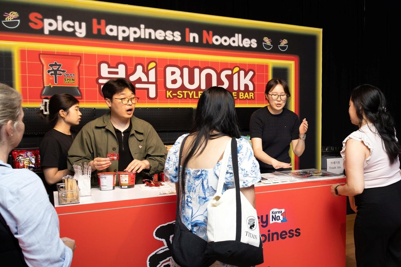 본문 이미지 - 뉴욕한국문화원 여름 문화 캠페인 신라면 분식 부스 사진.(농심 제공)
