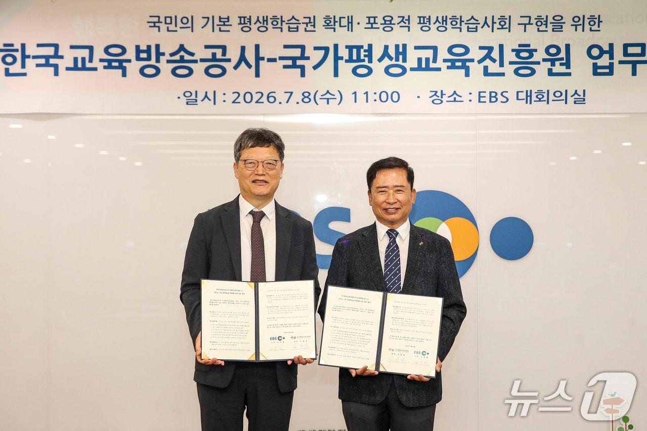 본문 이미지 - 김유열 EBS 사장(사진 왼쪽)과 김월용 국가평생교육진흥원장이 지난 8일 경기 고양시 EBS 본사에서 열린 업무협약식에서 기념촬영을 하고 있다.(국가평생교육진흥원 제공)