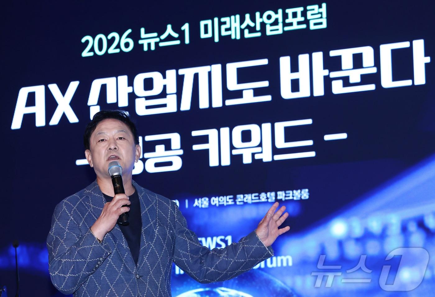 본문 이미지 - 최재붕 성균관대 기계공학부 교수가 9일 오전 서울 여의도 콘래드호텔에서 열린 뉴스1 미래산업포럼(NFIF)에서 AI사피엔스시대 생존전략을 주제로 강연하고 있다. 2026.7.9 ⓒ 뉴스1 김민지 기자