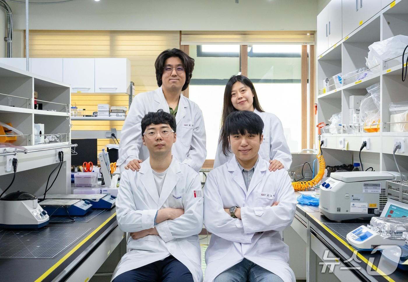 본문 이미지 - 정현호 교수, 김도은 박사후연구원, 김규린·이주형 석박통합과정생 (뒷줄 왼쪽부터 시계방향)(지스트 제공, 재판매 및 DB 금지)/뉴스1 