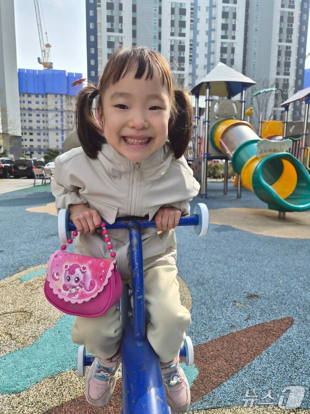 본문 이미지 - 9일 한국장기조직기증원에 따르면 지난 5월 삼성서울병원에서 오유나(만 5세·사진) 양이 뇌사 장기기증으로 3명에게 심장과 폐, 양측 신장을 나누고 인체조직인 혈관도 함께 기증한 뒤 세상을 떠났다.(한국장기조직기증원 제공)