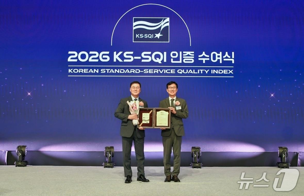 본문 이미지 - 지난 2일 서울 롯데호텔에서 열린 2026 KS-SQI(한국서비스품질지수) 인증 수여식에서 DB손해보험 장영석 본부장(왼쪽)과 한국표준협회 문동민 회장이 기념촬영을 하고있다./사진제공=DB손해보험