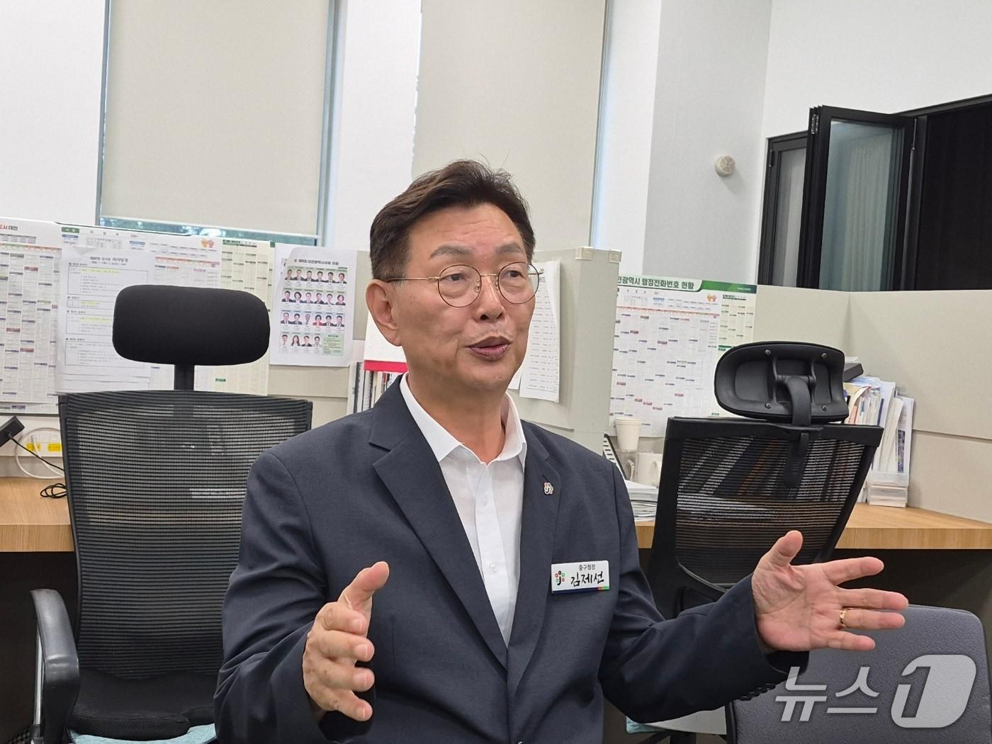 본문 이미지 - 김제선 대전 중구청장이 9일 오전 대전시청 기자실을 찾아 기자들과 이야기를 나누고 있다. (박종명 기자) / 뉴스1