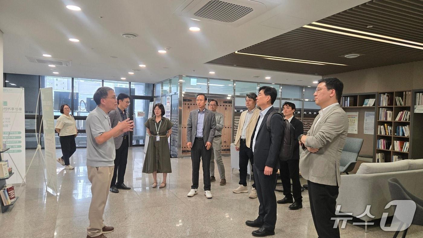 본문 이미지 - 8일 민선9기 서울시 주거정책을 총괄하는 'G3 서울플랜 기획위원회'가 용산구 중앙주거복지센터를 방문해 운영 사례를 점검했다.(서울시 제공)