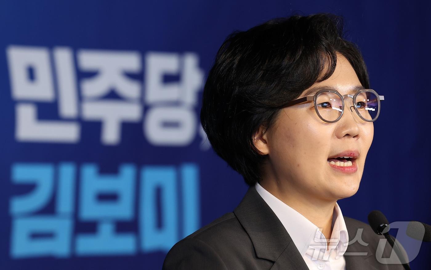 본문 이미지 - 더불어민주당 평당원인 김보미 전 강진군의회 의장이 9일 서울 영등포구 더불어민주당 중앙당사에서 당대표 출마 기자회견을 하고 있다. 2026.7.9 ⓒ 뉴스1 김성진 기자