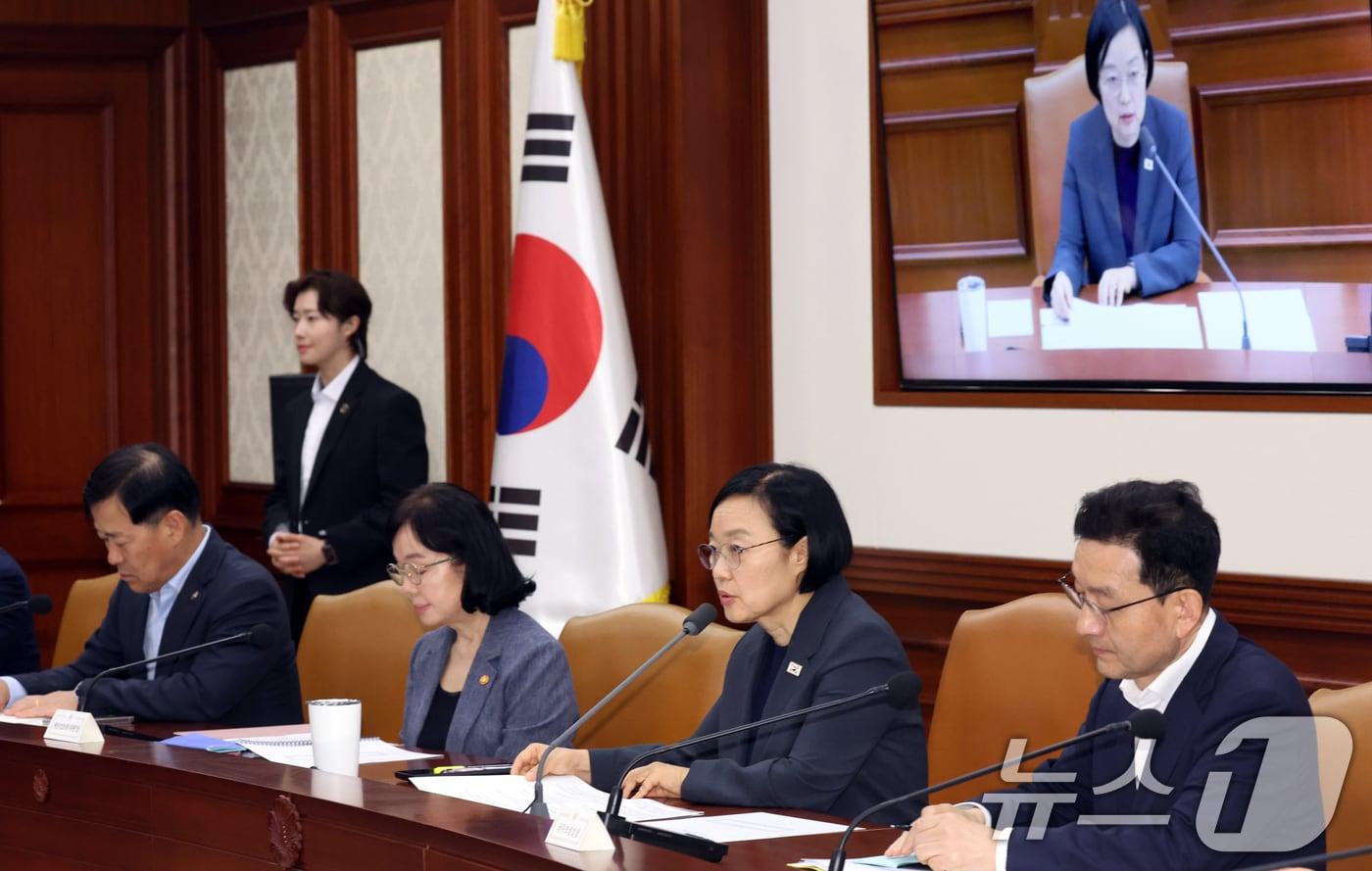본문 이미지 - 한성숙 국무총리가 9일 오전 서울 종로구 세종대로 정부서울청사에서 열린 국가정책조정회의에서 모두 발언을 하고 있다. 이날 참석자들은 AI 민주정부 실현전략(안), 산업전환 고용안정 기본계획 등을 논의했다. 2026.7.9 ⓒ 뉴스1 김명섭 기자