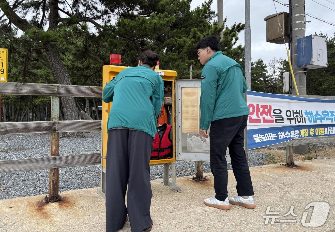 본문 이미지 - 해수욕장에 설치된 인명구조함과 연안 안전시설을 점검하는 모습(태안군 제공. 재판매 및 DB금지)/뉴스1