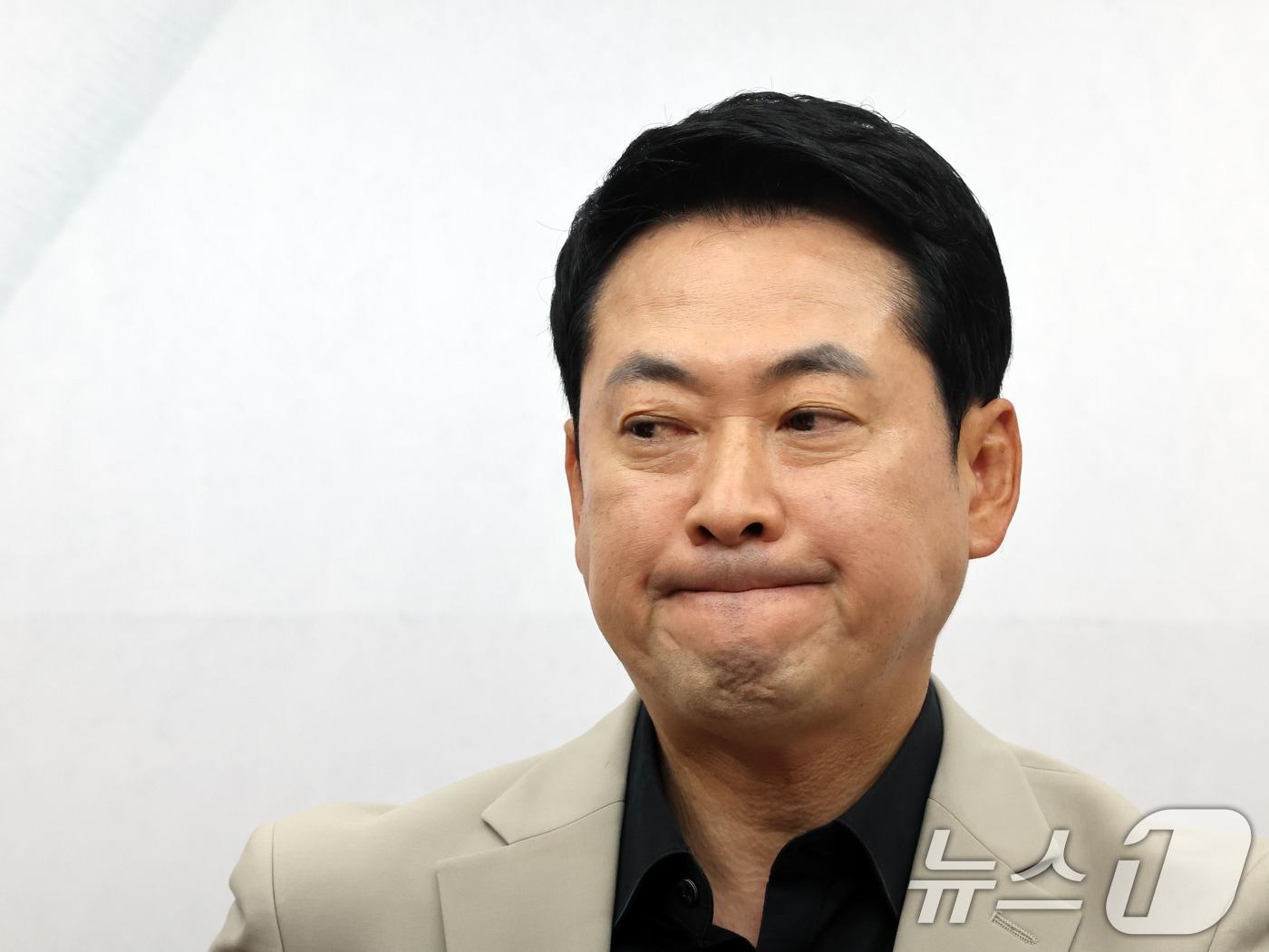 본문 이미지 - 장동혁 국민의힘 대표가 9일 오전 서울 여의도 국회에서 열린 최고위원회의에서 생각에 잠겨 있다. 2026.7.9 ⓒ 뉴스1 황기선 기자