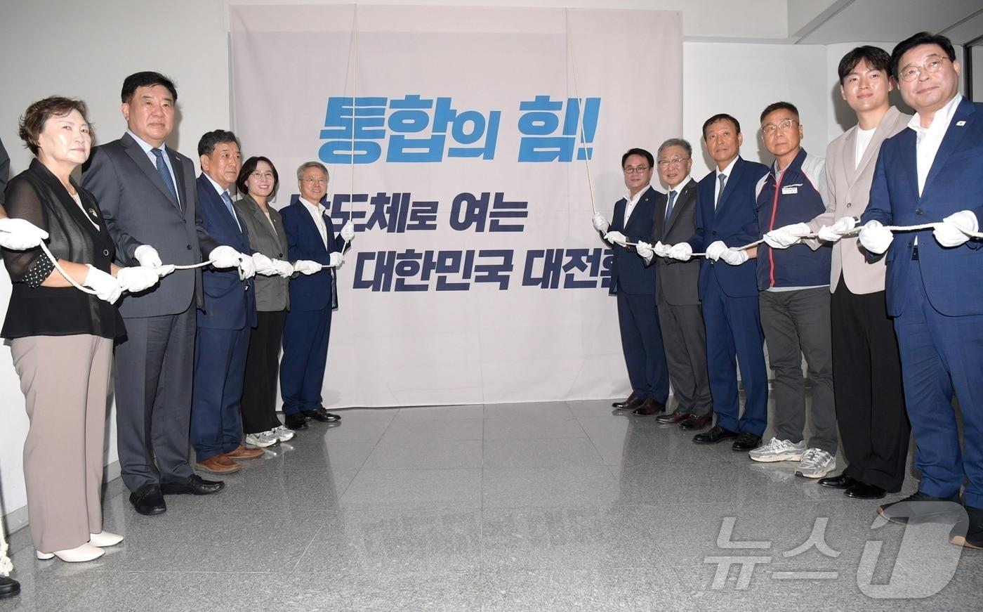 본문 이미지 - 민형배 전남광주통합특별시장이 9일 오전 광주청사에서 ‘전남광주반도체산업지원단’ 현판식을 한 후 참석자들과 기념촬영을 하고 있다.(전남광주통합특별시 제공. 재판매 및 DB금지)2026.7.9 ⓒ 뉴스1