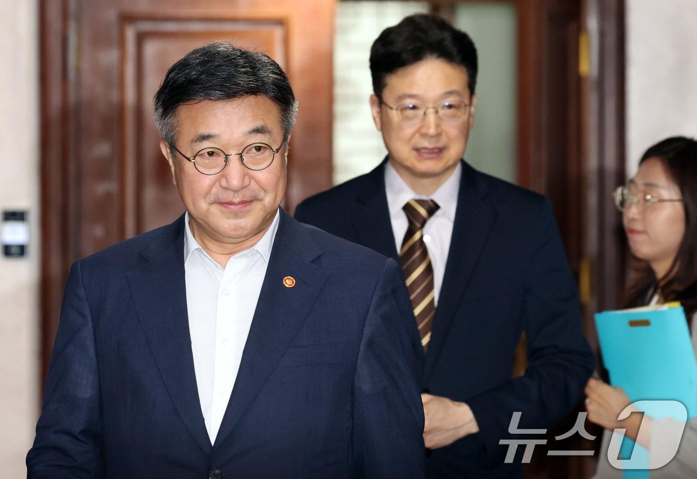 본문 이미지 - 윤호중 행정안전부 장관이 9일 오전 서울 종로구 세종대로 정부서울청사에서 열린 국가정책조정회의에 참석하고 있다. 이날 참석자들은 AI 민주정부 실현전략(안), 산업전환 고용안정 기본계획 등을 논의했다. 2026.7.9 ⓒ 뉴스1 김명섭 기자