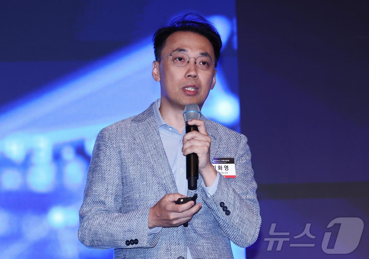 본문 이미지 - 이화영 LG AI연구원 상무가 9일 오전 서울 여의도 콘래드호텔에서 열린 뉴스1 미래산업포럼(NFIF)에서 'AI 시대 기업의 가치 창출 전략'을 주제로 발표하고 있다. 2026.7.9 ⓒ 뉴스1 김민지 기자