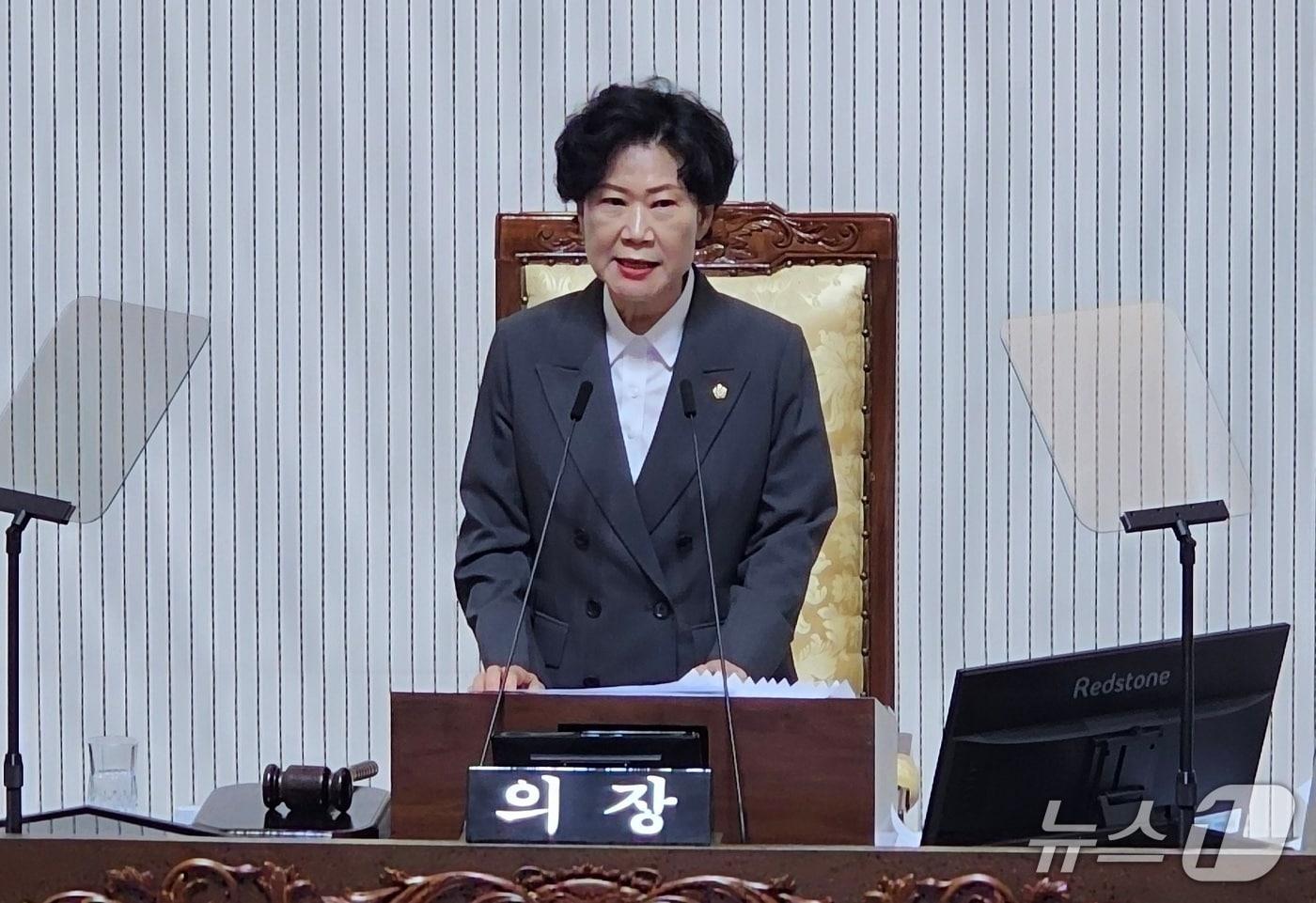 본문 이미지 - 제10대 진주시의회 전반기 의장에 9일 선출된 박미경 의원이 부의장 선출을 위한 의사 진행을 하고 있다. 2026.7.9/뉴스1 한송학기자