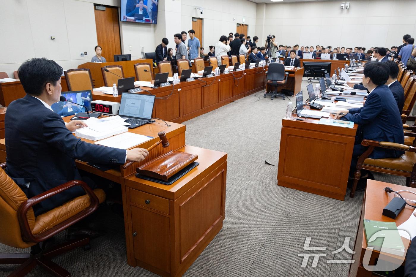 본문 이미지 - 조승래 국회 재정경제기획위원장이 9일 서울 여의도 국회에서 열린 제437회 국회(임시회) 재정경제기획위원회 제2차 전체회의에서 의사봉을 두드리고 있다. 2026.7.9 ⓒ 뉴스1 유승관 기자