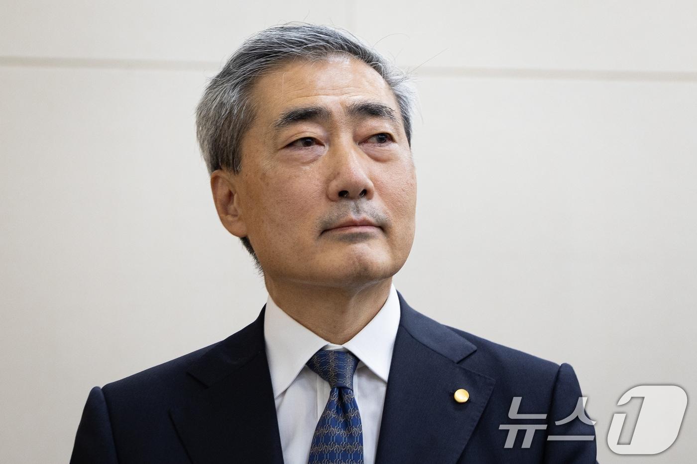 본문 이미지 - 신현송 한국은행 총재가 9일 서울 여의도 국회에서 열린 제437회 국회(임시회) 재정경제기획위원회 제2차 전체회의에 출석해 업무보고를 위해 발언대로 향하고 있다. 2026.7.9 ⓒ 뉴스1 유승관 기자